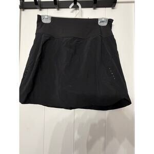 Athleta Run With It 16in skort in black in sz Small
